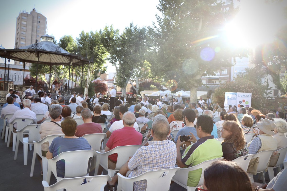 aytodebadajoz's tweet photo. 🎶 El ciclo #TocaLaBanda ha celebrado este miércoles desde el Paseo de San Francisco su última jornada con 'Compositores españoles', dirigido por el subdirector Alfonso Ibáñez.

🤝 Solidario con #APNABA

➡️ Se han celebrado cinco conciertos desde el pasado mes de abril. https://t.co/mBvdxALI3A
