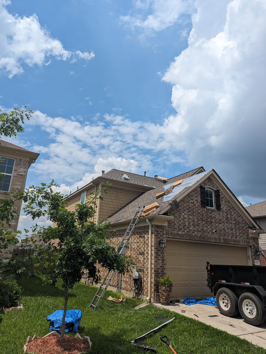 _davedigital's tweet photo. In one day we can do what we set our mind to do.
#team #integritystormexperts #giversgain #newroof #baytown #fiatmining https://t.co/bXdzuMfKzc