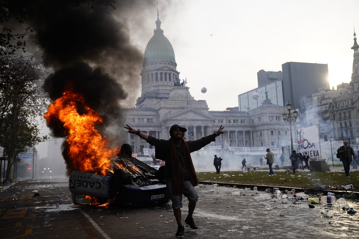 jmrionegro's tweet image. Dicen que defienden a los trabajadores / Acaban de atacar a trabajadores de prensa de @cadena3com y de destruir sus elementos de trabajo. 

Causa tristeza y bronca ver como una vez más la violencia quiere imponerse a las instituciones de la democracia.