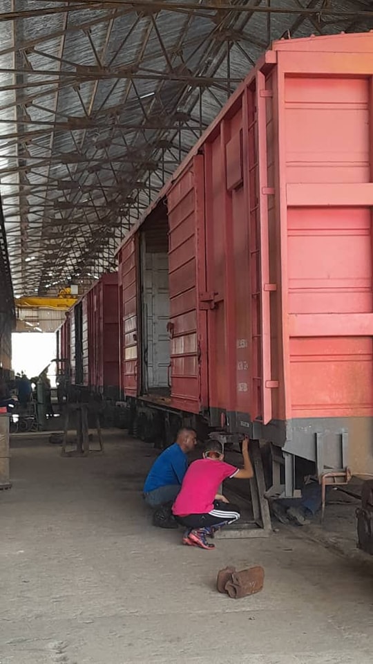 ferrocarrilcuba's tweet photo. Luego de la entrada de recursos financiados por el Fondo de Desarrollo del Transporte, la empresa #EREF de @ferrocarrilcuba  reparan las casillas que permitirán cumplir con la transportación de cargas en el país y elevar la disponibilidad técnica ferroviaria. https://t.co/HYI9jaTyYW