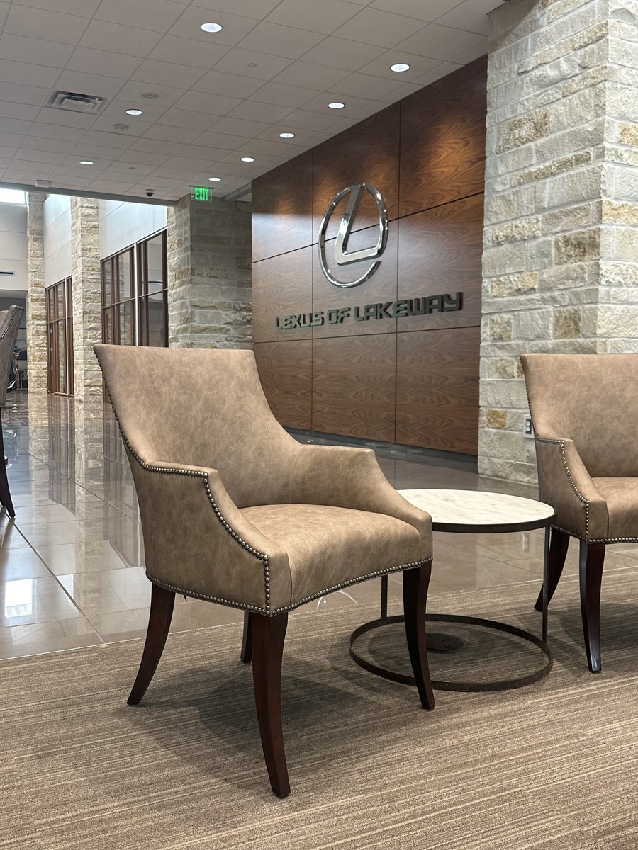 li_tx's tweet photo. Bernhardt Hospitality crafts fully custom and inline furnishings. The loveseat and lounge chairs feature clean lines offset by luxurious cushions and elegant ornamentation for a sophisticated modern look.
Contact us to learn more!  #BernhardtDesign
Project: @LexusOfLakeway https://t.co/rNgqe8KFoY