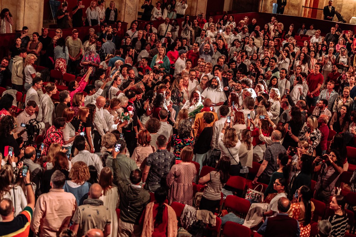Gurudev's tweet photo. On my first visit to Prague at the Lucerna Great Hall. https://t.co/XEwoMK4ld1