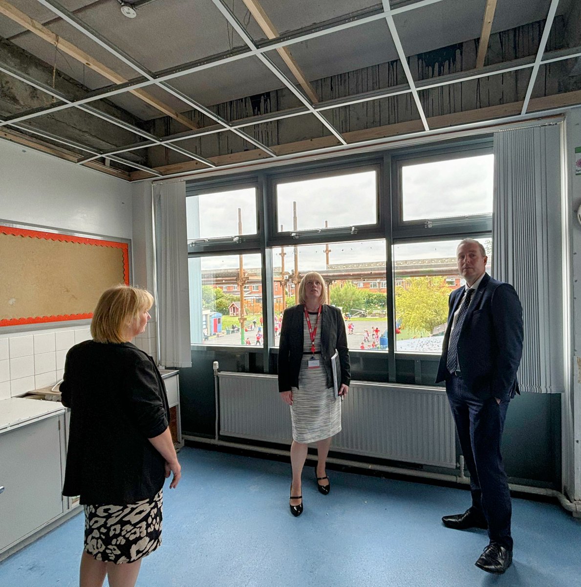 Education Minister <a href="/paulgivan/">Paul Givan</a> visited @cairnshillps today where he met Principal Joanne Currie and Board of Governor representatives as well as staff and pupils. The Minister toured the school and heard about the   challenges that the school has faced since the discovery of RAAC