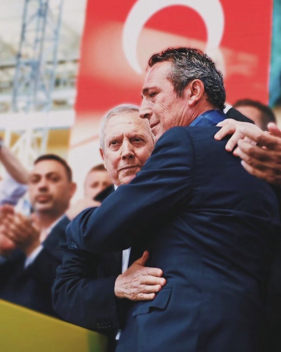 Efsane Başkanımız Aziz Yıldırım’dan açıklama;

Türkiye Sigorta Basketbol Süper Ligi Play-off serisinin 4. maçında, Anadolu Efes’i  80-72 mağlup edip seride 3-1 öne geçerek şampiyon olan Fenerbahçe Beko Erkek Basketbol takımımızı,

Sahada formamızı başarıyla terleten