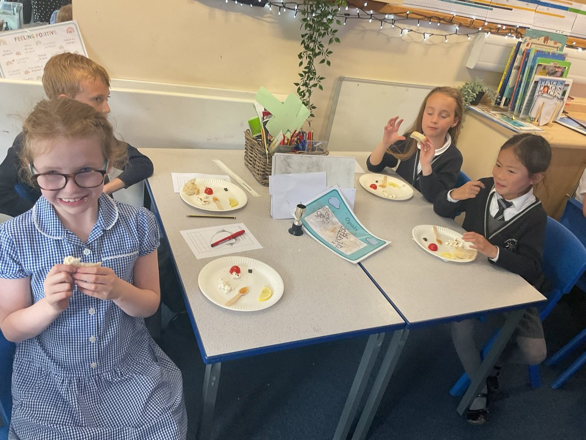 FPS_3_PCrystals's tweet image. What a great experience we had today with chef James and EFC in the community! We loved learning all about our tastebuds and trying some different foods. 😊🥖🍋🍿🍫 #fpsscience