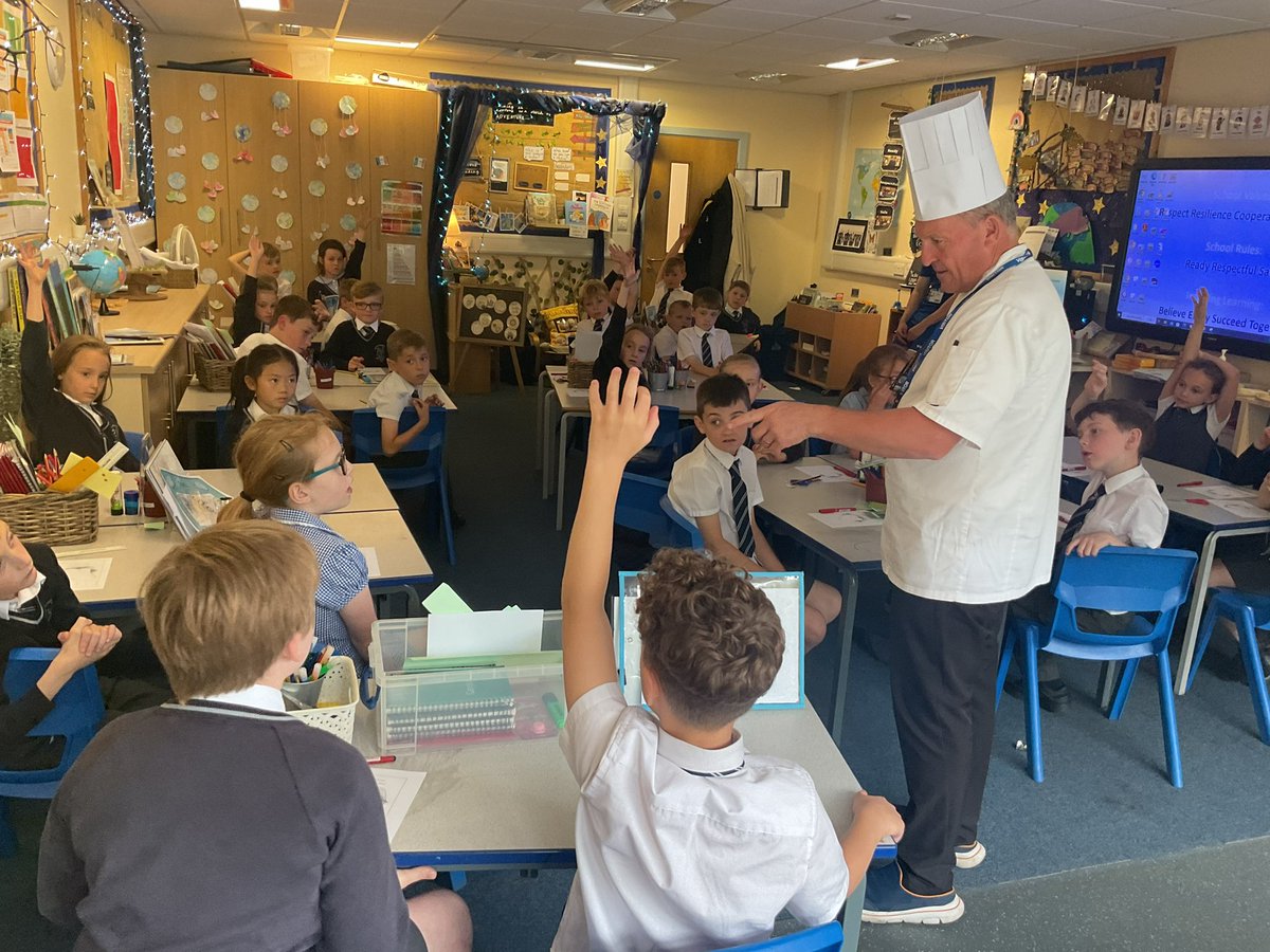 FPS_3_PCrystals's tweet image. What a great experience we had today with chef James and EFC in the community! We loved learning all about our tastebuds and trying some different foods. 😊🥖🍋🍿🍫 #fpsscience