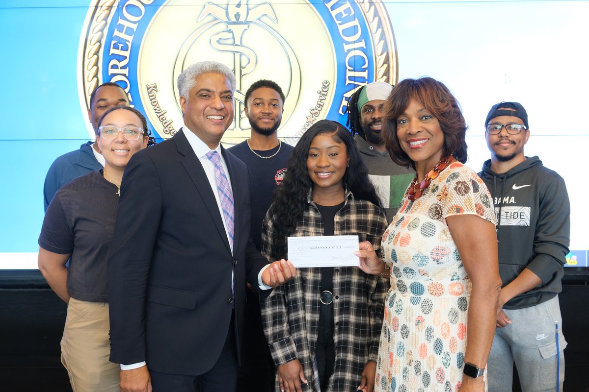 MSMEDU's tweet photo. Honored to receive a $1M gift from The Fred D. Parrott Living Trust, courtesy of the Real Men Cook Foundation Academic Scholarship! 🌟

Dr. Parrott's legacy aims to eliminate financial barriers for future physicians of color &amp; inspire them to give back

#MorehouseSchoolofMedicine https://t.co/MX8BRi2iyZ