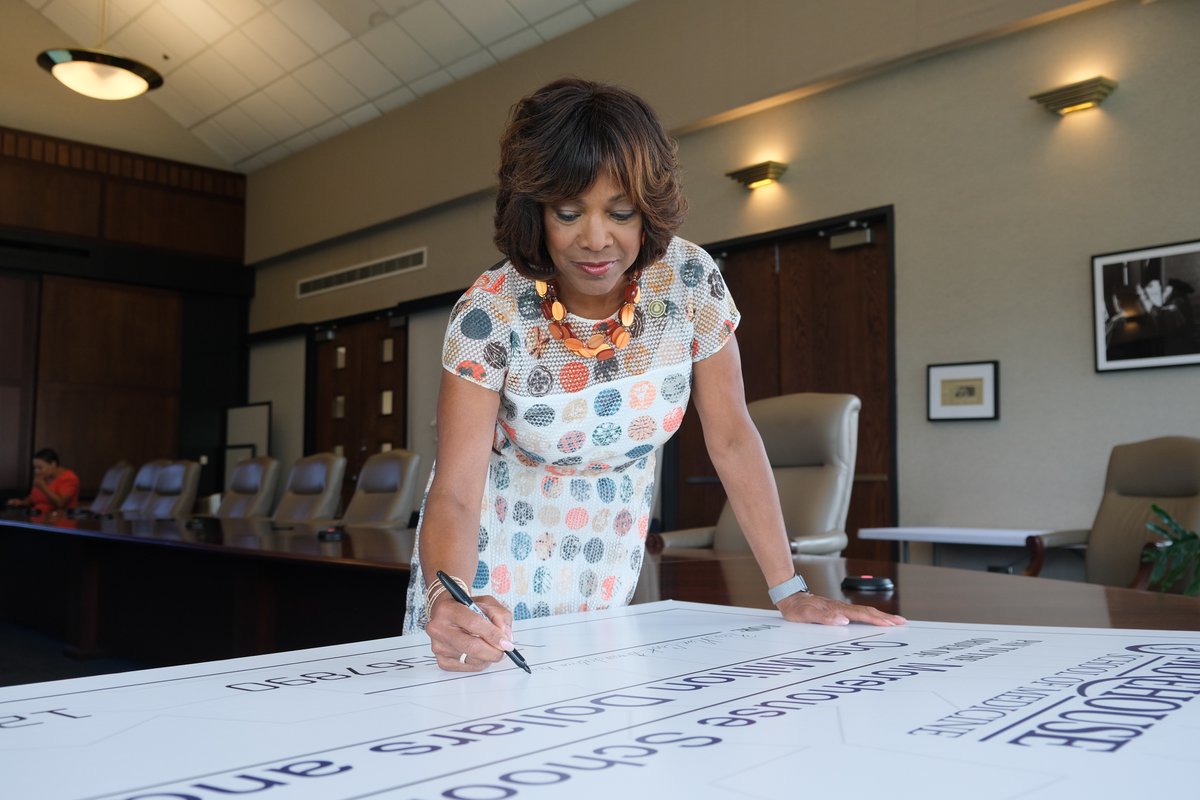 MSMEDU's tweet photo. Honored to receive a $1M gift from The Fred D. Parrott Living Trust, courtesy of the Real Men Cook Foundation Academic Scholarship! 🌟

Dr. Parrott's legacy aims to eliminate financial barriers for future physicians of color &amp; inspire them to give back

#MorehouseSchoolofMedicine https://t.co/MX8BRi2iyZ