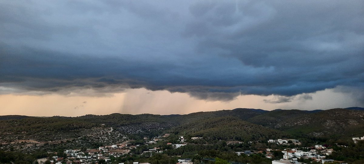 Vakapiupiu's tweet image. 14 mm Vilafranca del Penedès 
24 a 32 mm Sant Sadurní d&apos;Anoia
Avui 21 h des del mirador de Mas Alba, #Ribes mirant a l&apos;Alt Penedès.

38 mm Torrelavit
27 mm Ordal, El Lledoner
19 mm Begues 
13 Castelldefels 
9 mm Sitges N-Mas Quadrell