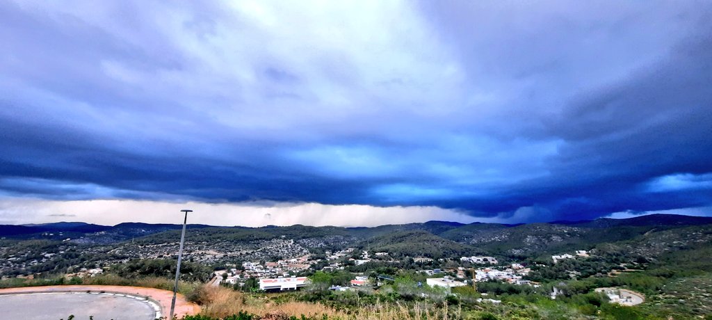 Vakapiupiu's tweet image. 14 mm Vilafranca del Penedès 
24 a 32 mm Sant Sadurní d&apos;Anoia
Avui 21 h des del mirador de Mas Alba, #Ribes mirant a l&apos;Alt Penedès.

38 mm Torrelavit
27 mm Ordal, El Lledoner
19 mm Begues 
13 Castelldefels 
9 mm Sitges N-Mas Quadrell