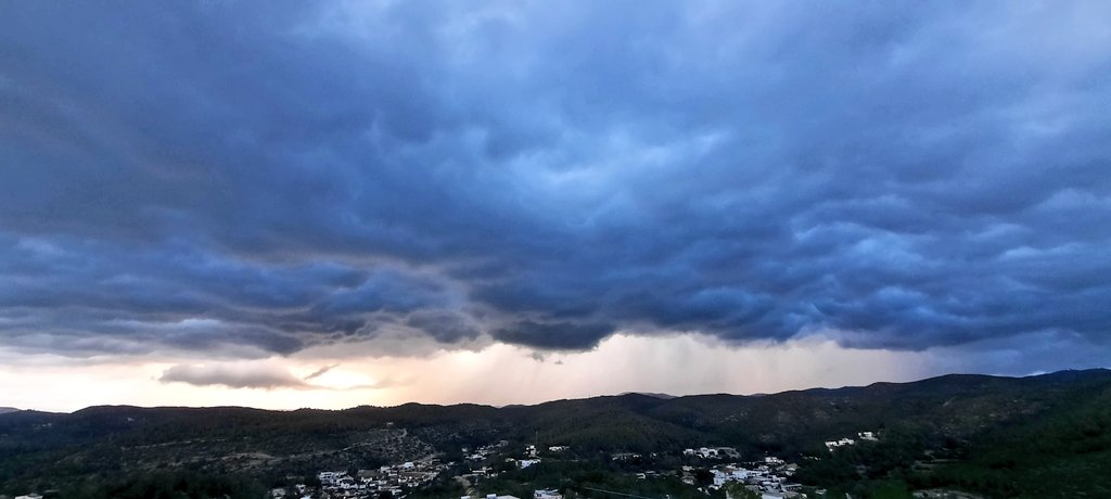 Vakapiupiu's tweet image. 14 mm Vilafranca del Penedès 
24 a 32 mm Sant Sadurní d&apos;Anoia
Avui 21 h des del mirador de Mas Alba, #Ribes mirant a l&apos;Alt Penedès.

38 mm Torrelavit
27 mm Ordal, El Lledoner
19 mm Begues 
13 Castelldefels 
9 mm Sitges N-Mas Quadrell
