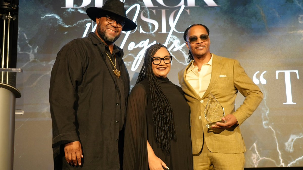 Tip's tweet photo. Much luv to the #BlackMusicMoguls honoring me with the Icon Award at Sunday’s annual brunch around my family and peers. This one’s for Atlanta, and Trap Muzik… 21 years later‼️ U DIGGG #LLOGCLAY #PSCRICO🫡👑 🙏🏾 @RepNikema & @ByronAmos https://t.co/sbPrbCNhui