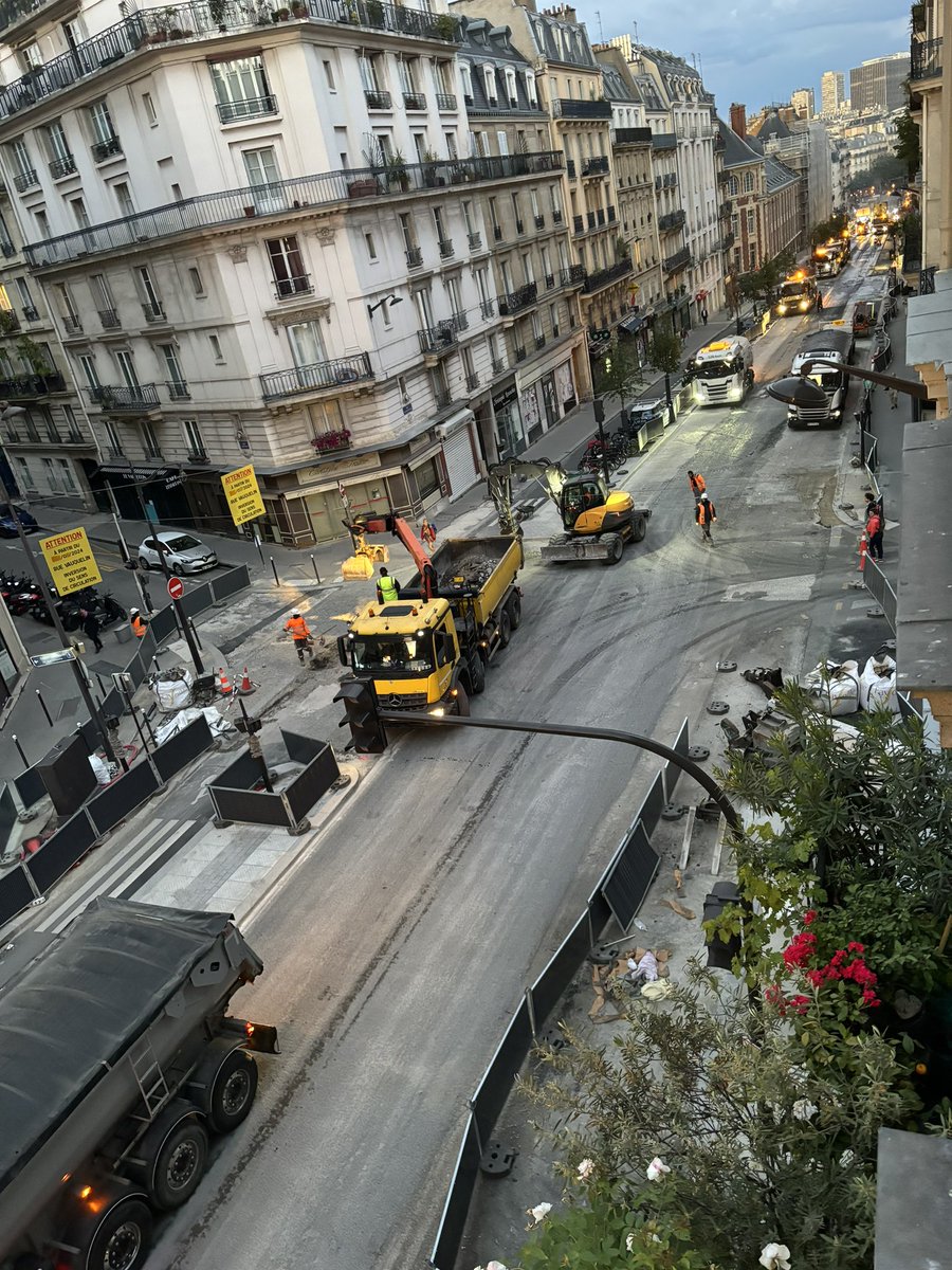 stephanecdm's tweet photo. @denkinte_2 Et si Hidalgo continue…tout le monde degage… photo prise a 22h…ils continuent la foreuse 🙃 #tmtp https://t.co/BNVP1CgOA3