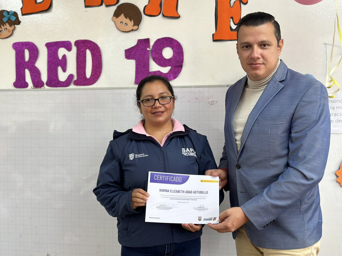 EducacionZ7_Ec's tweet photo. [LOJA] Se efectuó el cierre de las redes de aprendizaje en la escuela José Ingenieros. Estos equipos están formados por docentes, que comparten experiencias para resolver problemas educativos específicos.
¡Felicitamos su labor y esfuerzo continuos!
#ElNuevoEcuadorResuelve https://t.co/6aQUyCJdpv