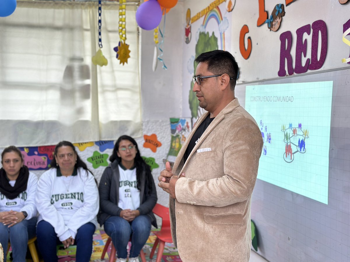 EducacionZ7_Ec's tweet photo. [LOJA] Se efectuó el cierre de las redes de aprendizaje en la escuela José Ingenieros. Estos equipos están formados por docentes, que comparten experiencias para resolver problemas educativos específicos.
¡Felicitamos su labor y esfuerzo continuos!
#ElNuevoEcuadorResuelve https://t.co/6aQUyCJdpv