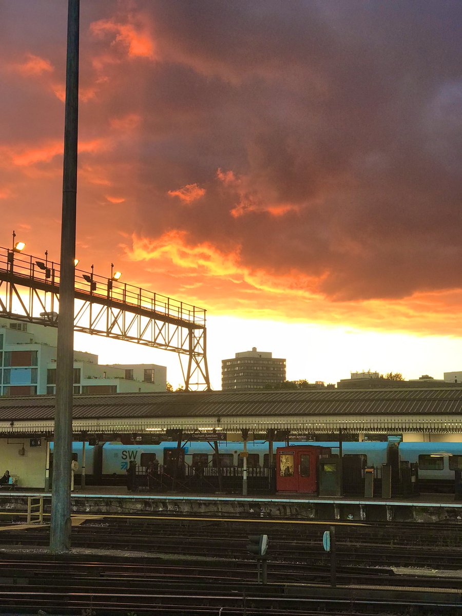BeardedDM84's tweet photo. Just gonna leave this here !!!! 🌅🌅🌅
#London #LondonIsLovinIt #Sunset #SunsetPic #sunsetphotography #NoFilter #LoveYourCity https://t.co/Eh6qWmUXlO