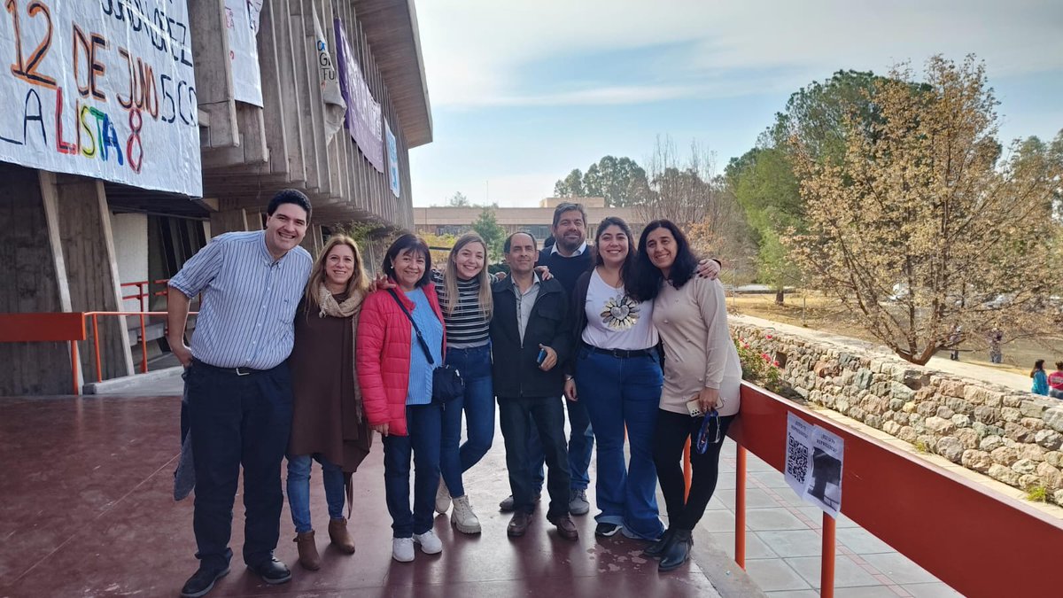 🗳️ Celebrando una nueva jornada electoral en la <a href="/FcpysUNCuyo/">Facultad de Ciencias Políticas y Sociales</a> junto a <a href="/ReformistaFCPyS/">GraduadxsReformistas</a> para construir la Facultad que queremos 

 ¡Vení a votar a la Lista 21! ✨