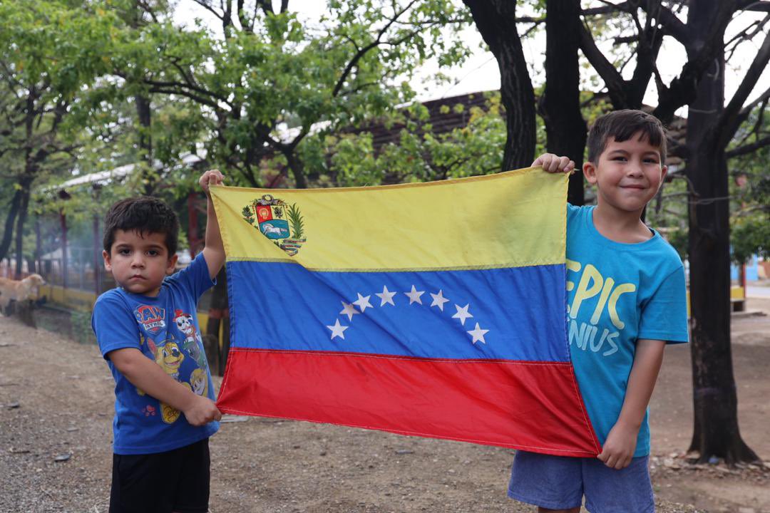 BrendaRibeiroG's tweet photo. Ay por favor pero si aquí están en otra toma tan bonitos 🙌🤗🤗🤗🤗🤗
Dios los bendiga hasta el infinito 🙌#PuraLuz
Venezuela Tierra de Gracia es su gente, los niños, los abuelos, los jóvenes https://t.co/0xlCWZCdO1
