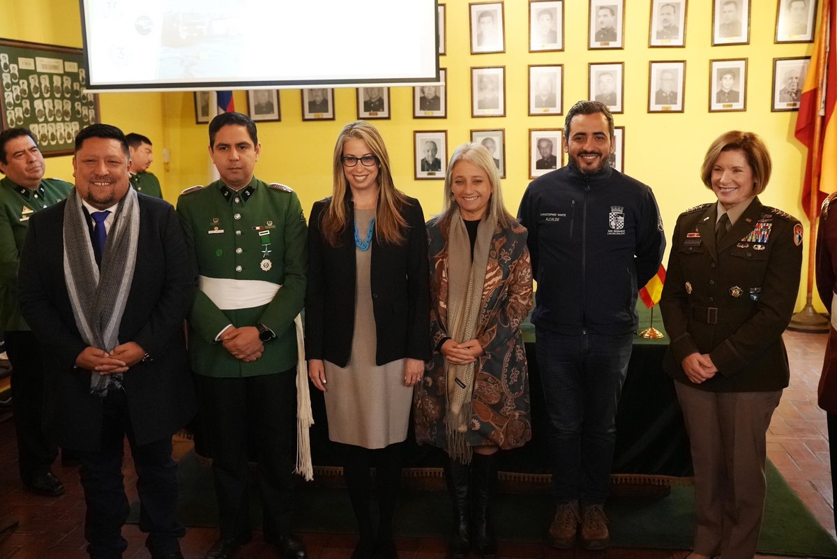 Fue un honor participar en la comuna de San Bernardo, junto a la general Richardson de @SOUTHCOM y en presencia de los alcaldes de #SanBernardo, #CaleradeTango y #ElBosque, en la entrega de equipos para <a href="/BomberosdeChile/">Bomberos de Chile</a>. Este apoyo es crucial para su labor en incendios forestales