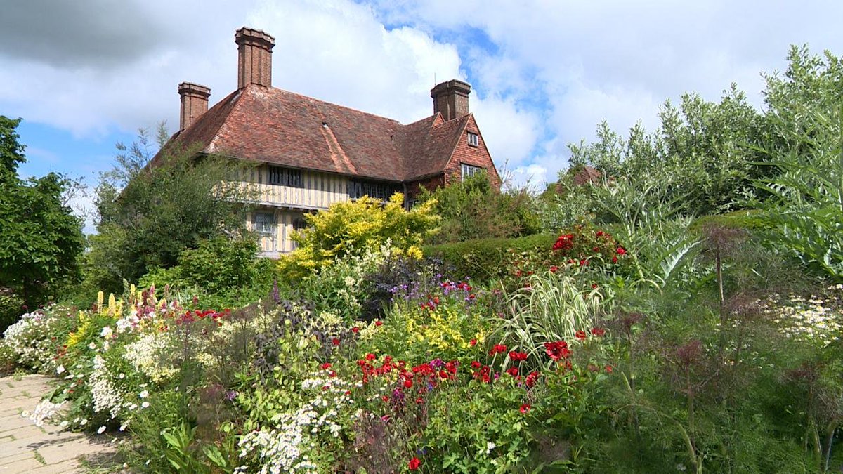 Country house idylls like Great Dixter in Sussex &amp; vast monuments like the Cenotaph - all designed Sir Edwin Lutyens. Is he Britain's greatest architect? #lutyens <a href="/GreatDixter/">Great Dixter</a> <a href="/LutyensTrust/">𝕋𝕙𝕖 𝕃𝕦𝕥𝕪𝕖𝕟𝕤 𝕋𝕣𝕦𝕤𝕥</a>  <a href="/RIBA/">Royal Institute of British Architects</a> 
itv.com/watch/news/a-n…