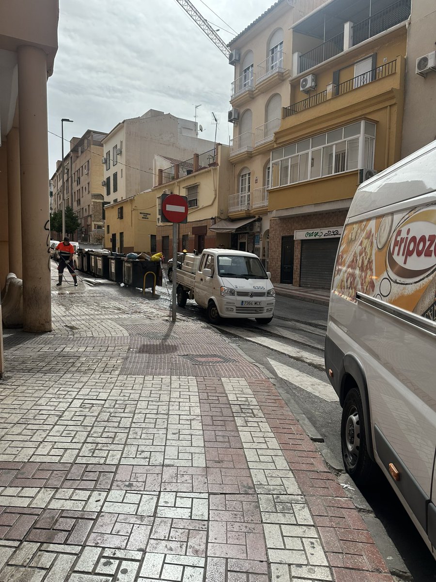 ammparito1's tweet photo. Es una vergüenza que los vecinos de calle cruz verde tengamos que vivir con las calles llenas de mierda siempre, menos cuando es semana santa o hay alguna salida extraordinaria. Se debería de limpiar periódicamente.
 @malaga @LimasamOficial @pacodelatorrep https://t.co/7uT8ei05Rj