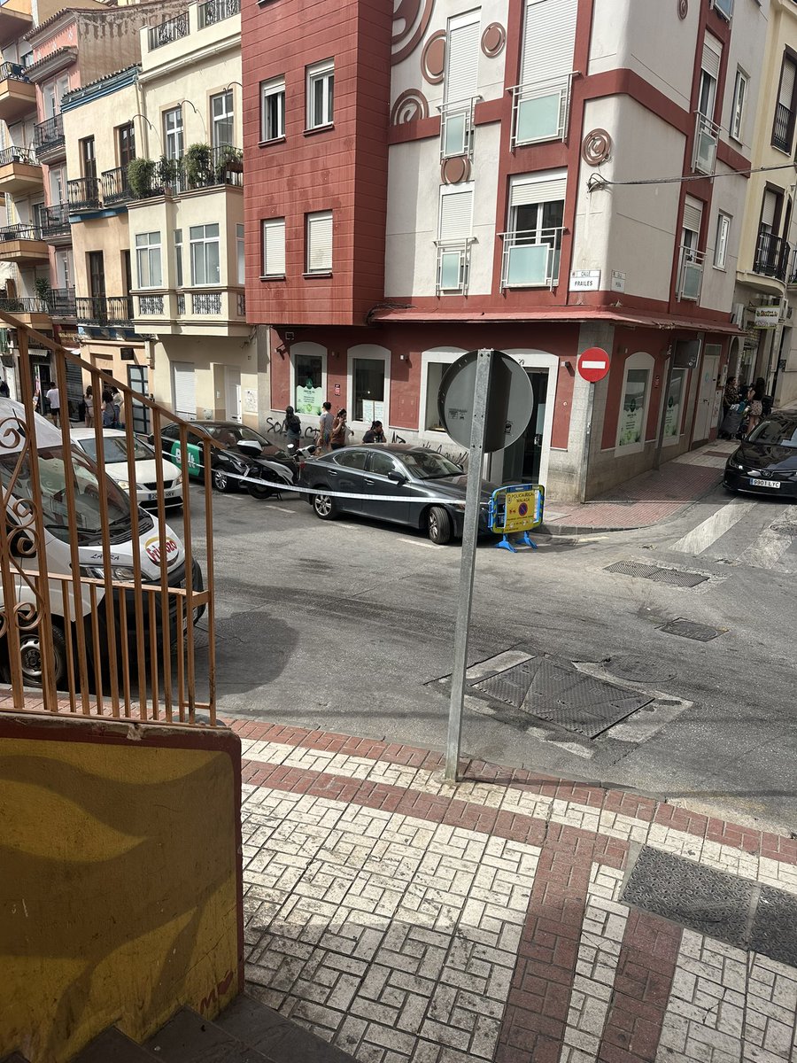 ammparito1's tweet photo. Es una vergüenza que los vecinos de calle cruz verde tengamos que vivir con las calles llenas de mierda siempre, menos cuando es semana santa o hay alguna salida extraordinaria. Se debería de limpiar periódicamente.
 @malaga @LimasamOficial @pacodelatorrep https://t.co/7uT8ei05Rj