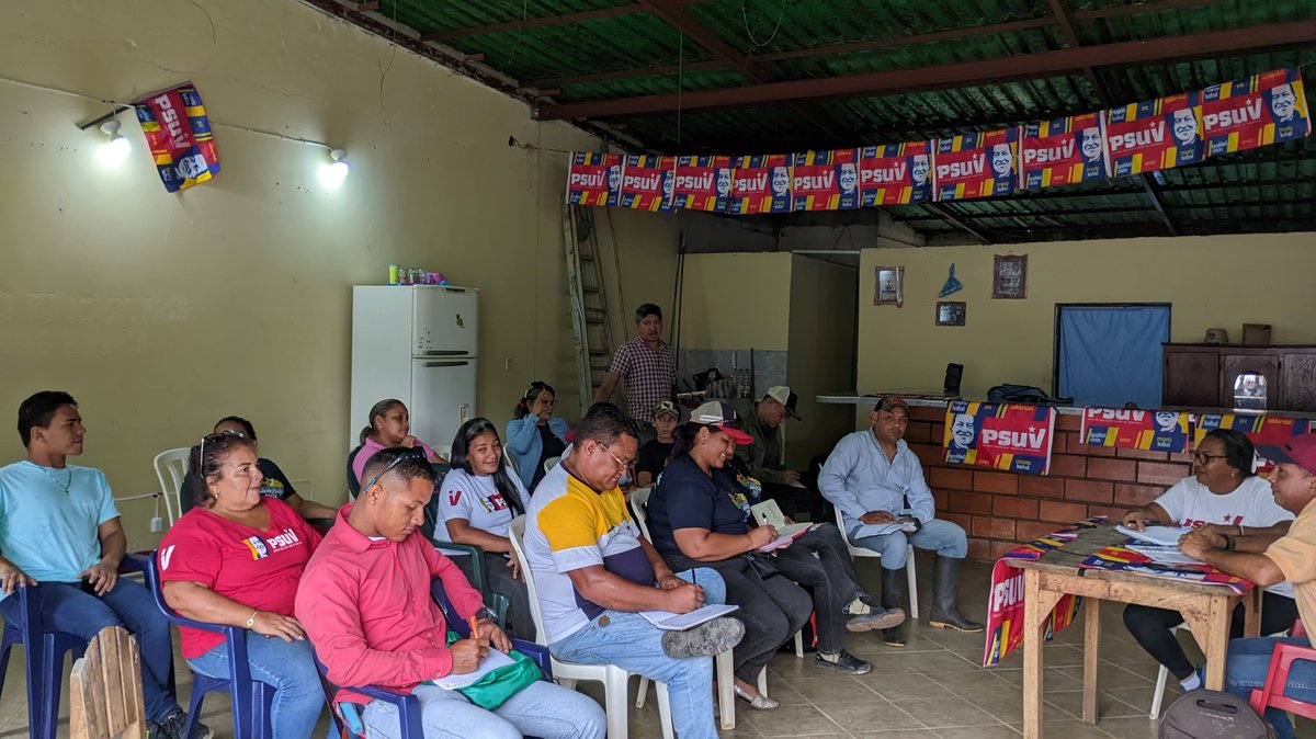 Reunión del PSUV en el Mcpio Muñoz con la participación del equipo Municipal y de la parroquia Mantecal para seguir garantizando la organización y la movilización de la maquinaria del <a href="/PartidoPSUV/">PSUV</a>

<a href="/NicolasMaduro/">Nicolás Maduro</a>
<a href="/dcabellor/">Diosdado Cabello R</a> 
<a href="/PSUVEnApure/">PSUV Apure</a>
<a href="/eduardopiate2/">eduardo piñate</a>

#NicoLeEchaPichón