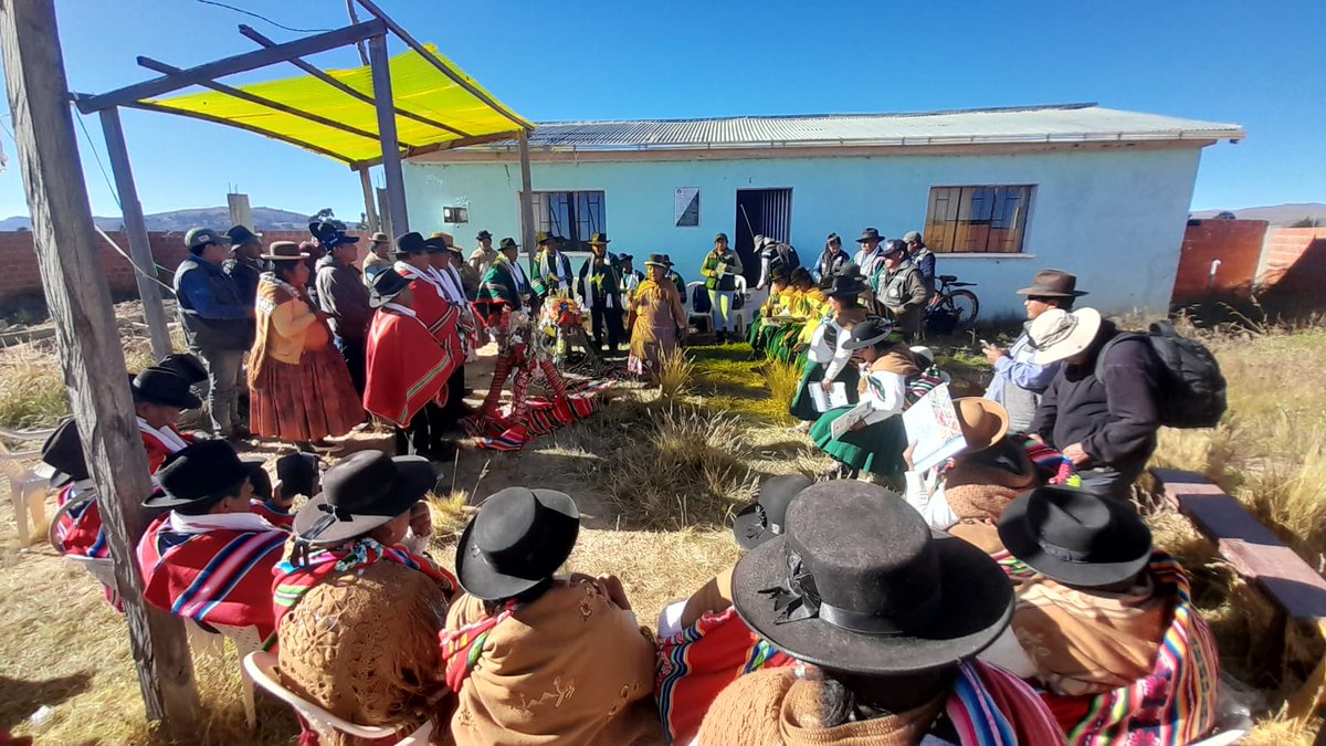 SenasagBolivia's tweet photo. #Oruro
🇧🇴⚙️SENASAG-MDRyT, a través del Proyecto Granos Andinos, llevó adelante la actividad DEMOSTRACIÓN DE DÍA DE CAMPO Y SOCIALIZACIÓN DE RESULTADOS E INTERCAMBIO DE EXPERIENCIAS EN EL CULTIVO DE #TARWI, en las comunidades del Municipio de #Puerto_Mayor_Carabuco y #Escoma. https://t.co/wjNlE1dl2G