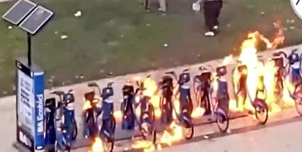 solotransito's tweet photo. Ahora Manifestantes quemaron todas las bicicletas de la Ciudad del Congreso.  Via @Nexofin https://t.co/BicBJDihWE