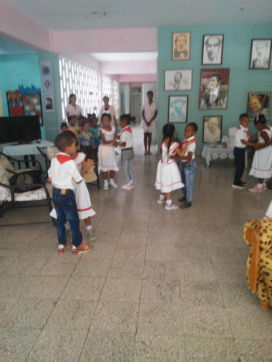 AmiguitosSa's tweet photo. Nuestro círculo le dio una calurosa bienvenida a las funcionarias gubernamental, Yanet Silega Callol y Yaquelin Wanton Speck en su visita a nuestro consejo popular Altamira.
#SiempreSantiago
#DmeSantiagodeCuba
@Raúlsamón
@NelvisColas
@Sureysifrometa
@MagañaRosillo
@LimontaReyes https://t.co/2k3Y06kvJI
