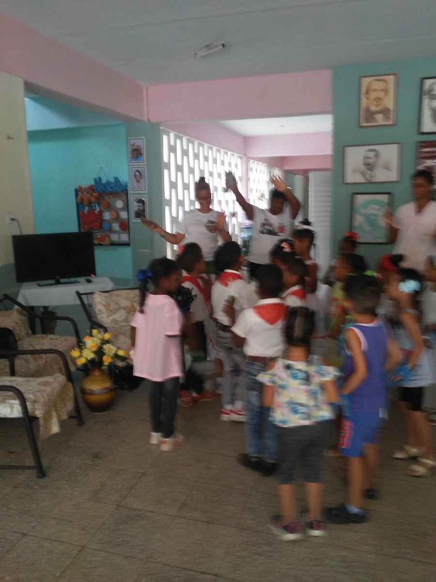 AmiguitosSa's tweet photo. Nuestro círculo le dio una calurosa bienvenida a las funcionarias gubernamental, Yanet Silega Callol y Yaquelin Wanton Speck en su visita a nuestro consejo popular Altamira.
#SiempreSantiago
#DmeSantiagodeCuba
@Raúlsamón
@NelvisColas
@Sureysifrometa
@MagañaRosillo
@LimontaReyes https://t.co/2k3Y06kvJI