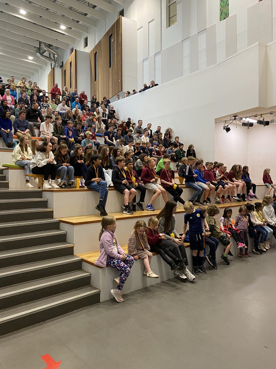 keithdyer33's tweet photo. Fantastic turnout @harrisacdundee for @harris_hawks annual awards evening recognising the achievements this season of all our young players. Big thanks to ex Harris pupil and GB hockey captain Pauline Stott for coming along to present the awards. https://t.co/BkfvOaPSzg