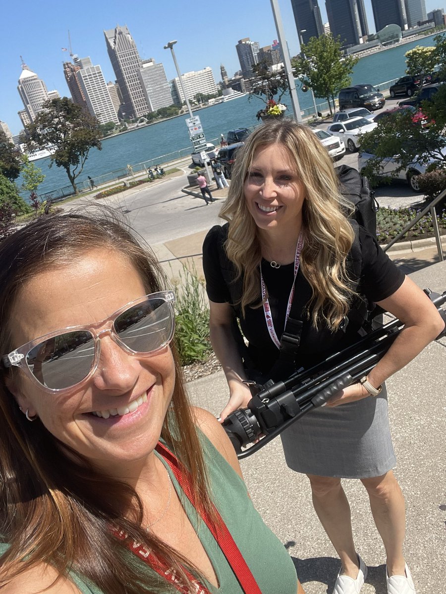 MMaluskeCTV's tweet photo. The only good thing about bruised ribs… getting to MMJ with @MKentnerCTV
#itsthelittlethings #findthepositive #partylikeajournalist @thatnewslife https://t.co/fqVP1ULAF5