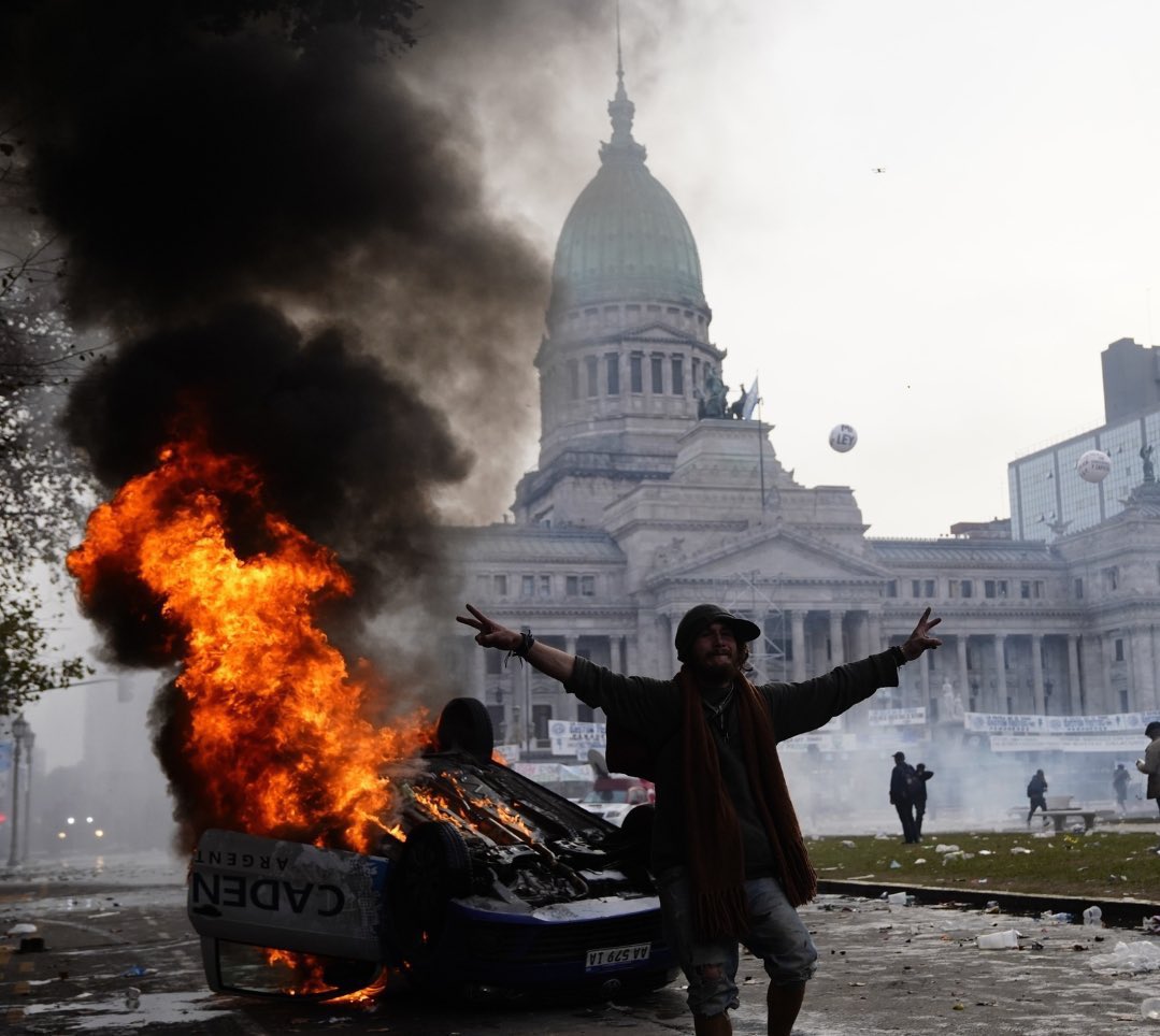 Las imágenes de los mismos violentos de siempre en las afueras del Congreso nos demuestran el grado de desesperación que significa la pérdida del poder y de los curros políticos. 

¡Saben que se les acabó la joda! 

NI UN PASO ATRÁS <a href="/PatoBullrich/">Patricia Bullrich</a>
