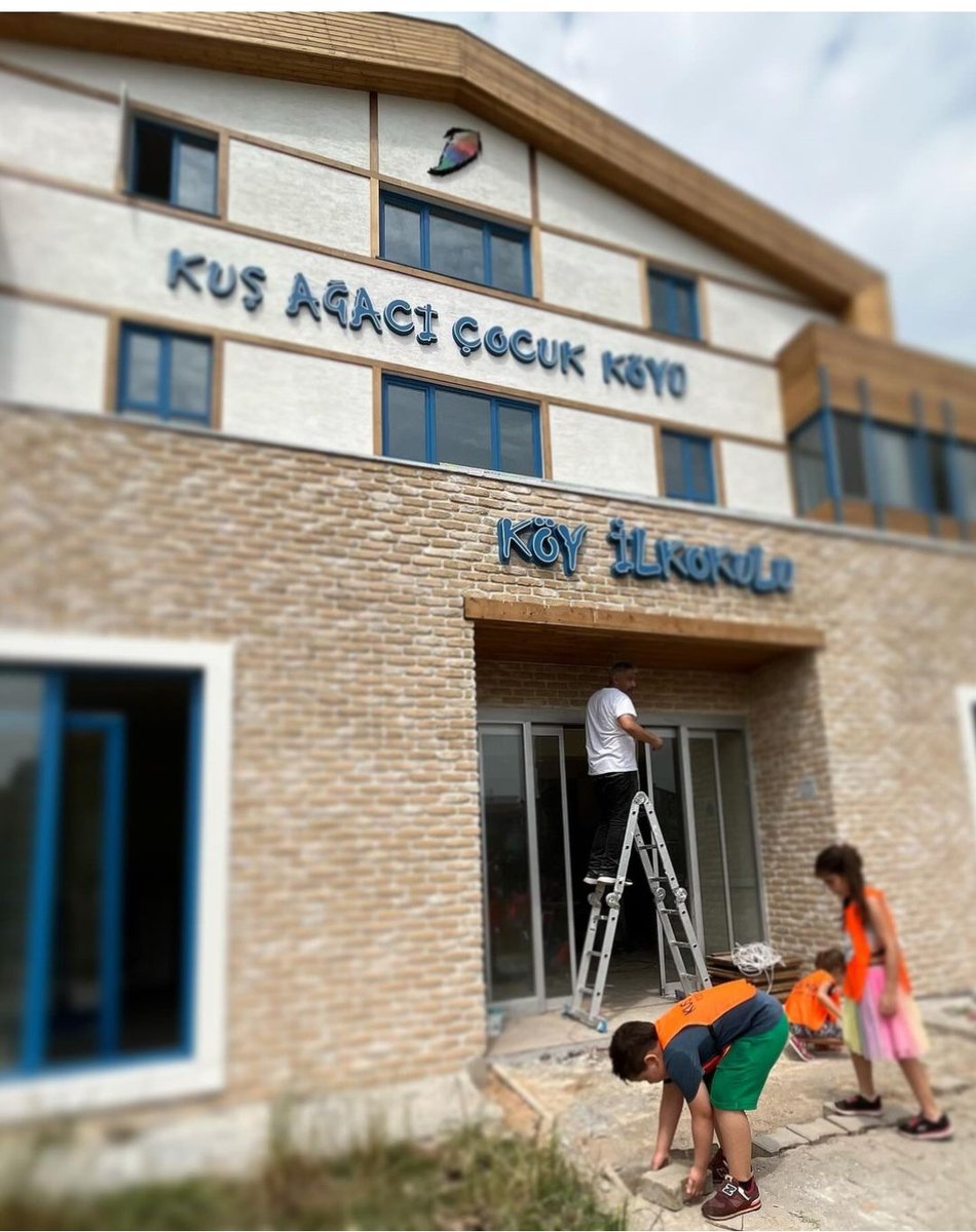 Ve çocuklar bir hayalin kapısını çaldı.İpimize gök yetmezken bu gün, bir ses duyuldu: "Öğretmenim, şiir gibi olmuş okulumuz.."

Hoş geldin çocuk..

"Kırk yıllık beton, çayır çimen şimdi.." #kuşağacıilkokulu #barışdili