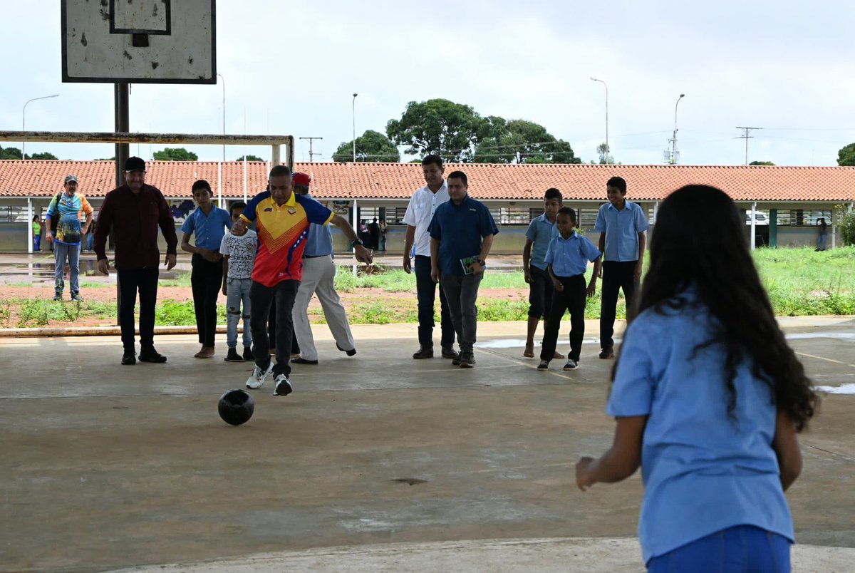 amarcanopsuv's tweet photo. Buena agenda de trabajo estamos cumpliendo en CAICARA DEL ORINOCO. 
Sepa el pueblo de este Municipio Cedeño donde nunca la Revolución Bolivariana nunca ha perdido ni perderá que su protector @NicolasMaduro seguirá siendo el presidente de todos y todas los que amamos la Patria https://t.co/oMd2Isb6SA