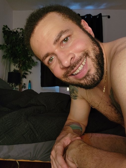 Anyone have a mic for streaming they want to sell me? https://t.co/JP1ECWmlxr