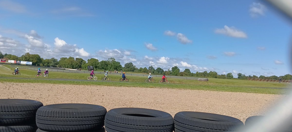Troisième journée P'tit tour Usep sur le circuit automobile de #Chavy. Après la deuxième étape du p'tit braquet Usep vendredi,
160 élèves de cycle 2 participent au P'tit tour André Jamet.