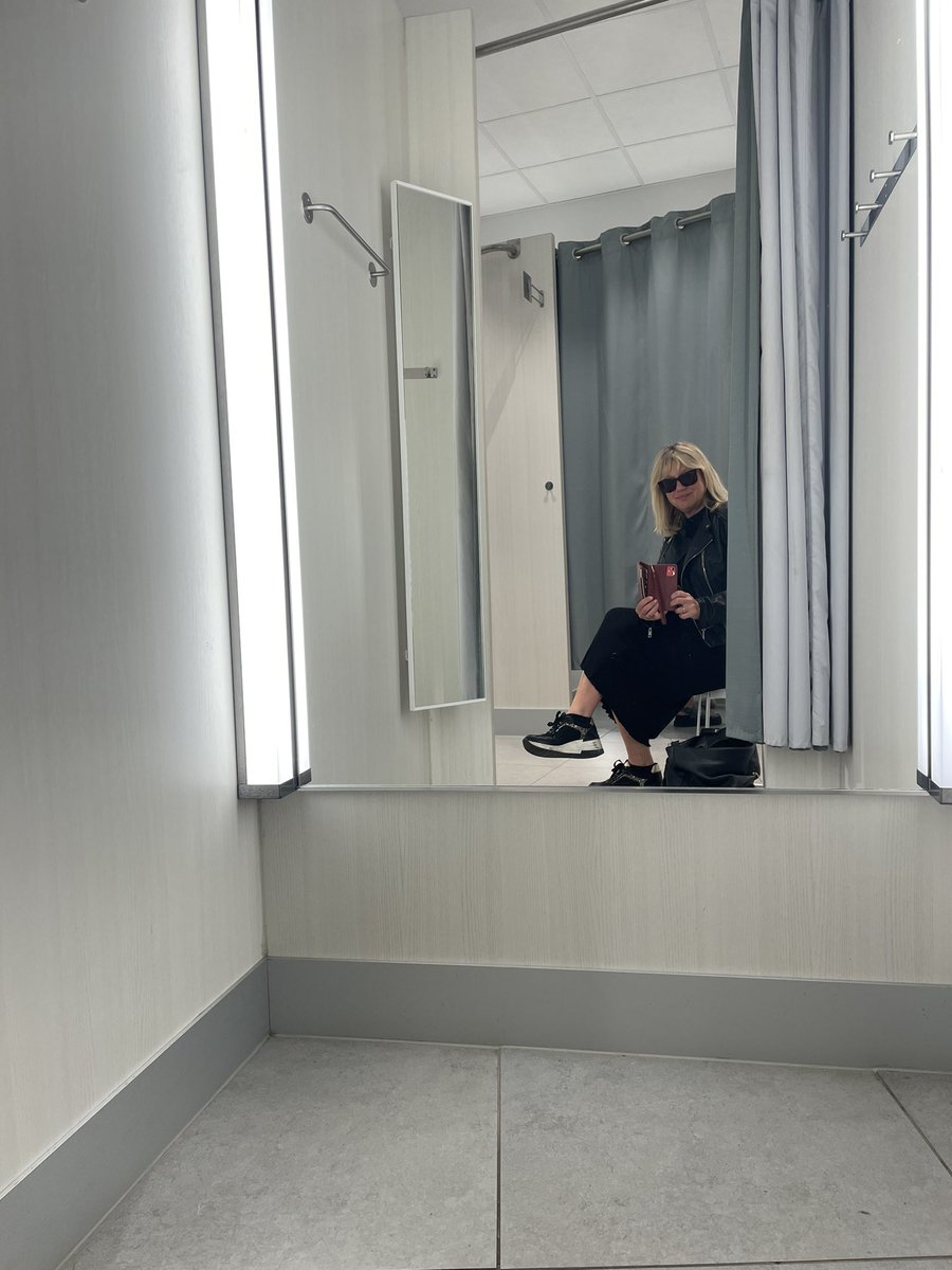 Accidental selfie 
#modernart 😆
#selfie #accidentalselfie