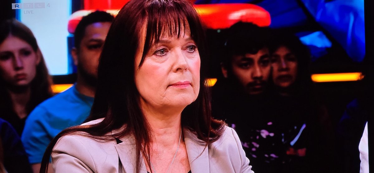 marcelbar8's tweet photo. Terechte vraag van de voorzitter van de Rb aan #AliB: heb je de signalen van de vrouwen wel goed gelezen? Die vent zit zo opgesloten in zijn eigen gelijk, totaal geen zelfreflectie, zelfs in de slachtofferrol schieten. Naar jongeren toe is dit het slechte voorbeeld geven. #renze https://t.co/7bhFaM73Eg