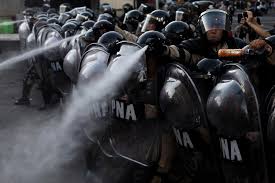 abuelasdifusion's tweet photo. Repudiamos la represión con gas pimienta y camiones hidrantes que Gendarmería, Policía Federal y Prefectura Nacional llevan adelante sobre el pueblo que se manifiesta contra la denominada Ley Bases que se está tratando en el Senado. #ManifestarseEsUnDerecho #BastaDeRepresión https://t.co/cKjq1wpXsb