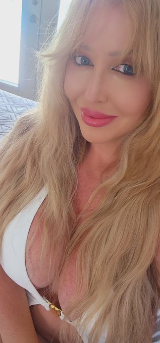 Thank goodness, all of that brown hair dye finally rinsed out. It was driving me crazy.😂 https://t.c