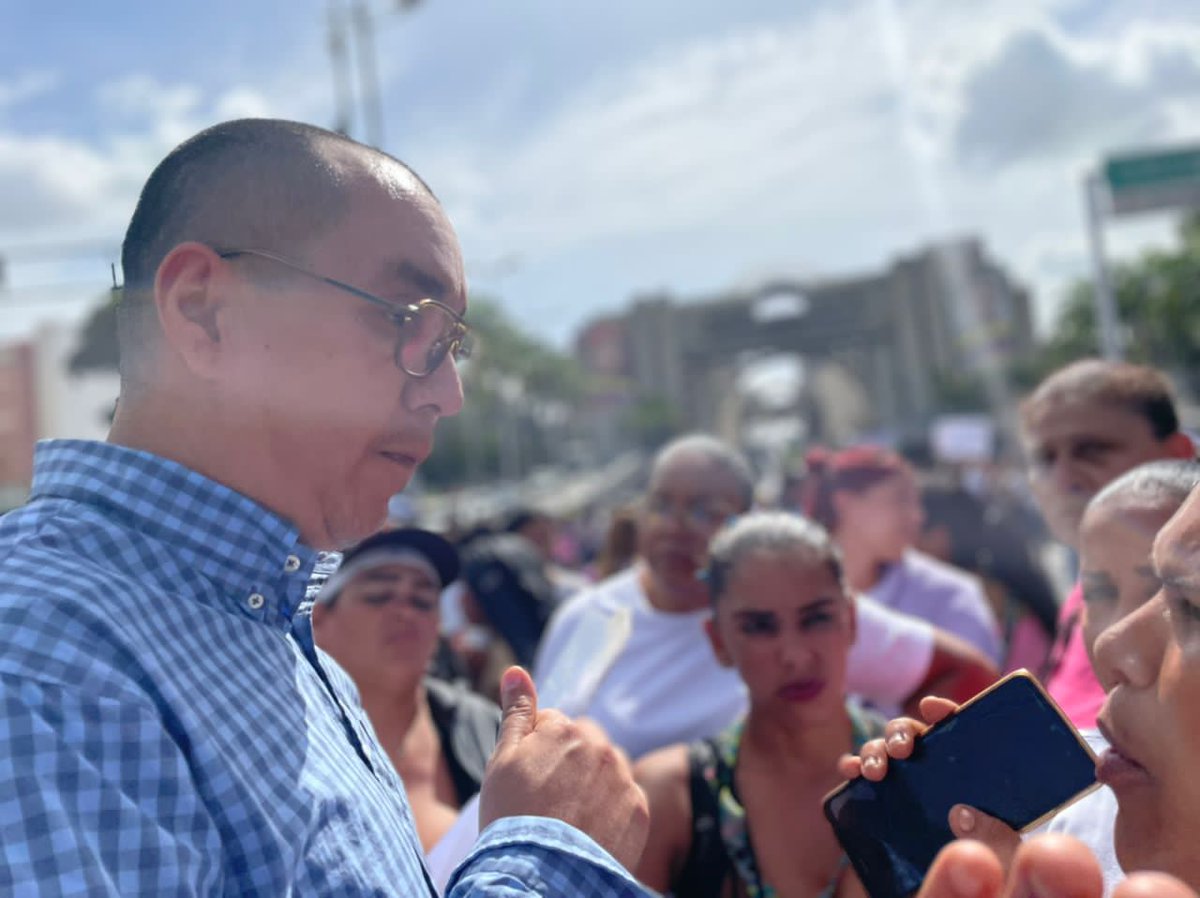 CJP_AMC's tweet photo. Con el objetivo de brindar celeridad y garantizar el debido proceso a privados/as de libertad, en las adyacencias del Palacio de Justicia, funcionarios/as del Circuito Judicial Penal de Caracas, atendieron a los familiares de la población de los centros penitenciarios del país. https://t.co/S1bqUrdgkB