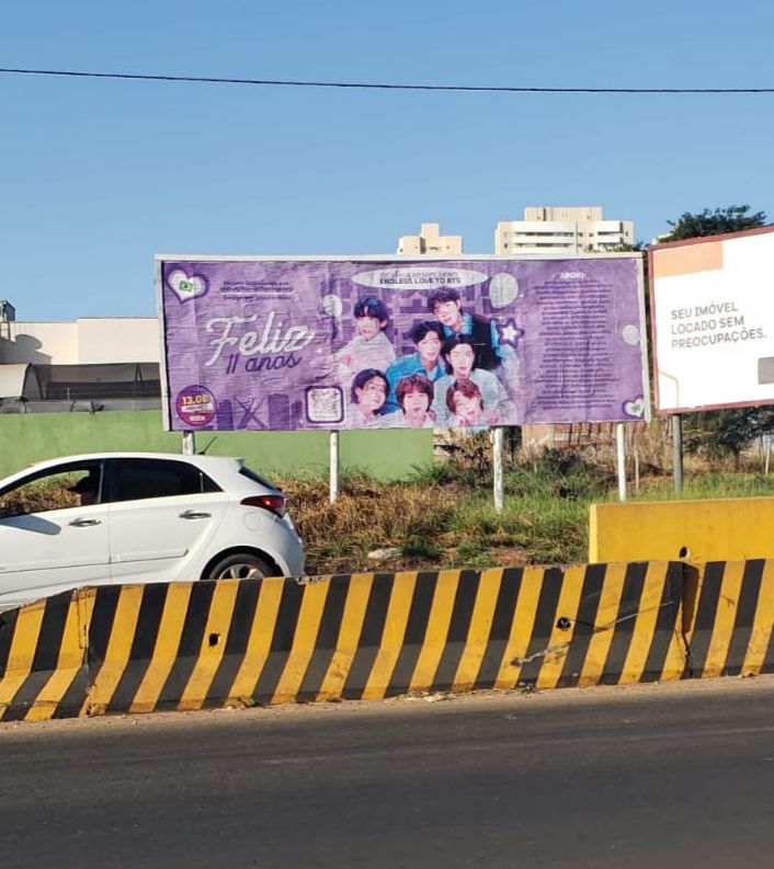GehLoveHoseok's tweet photo. Homenagem do aniversário de 11 anos dos nossos anjinhos que iluminam nossas vidas, Outdoor 1 e 2!  @HYUNGWONmybias 💜🎆

"ARMY FOREVER, BANGTAN FOREVER" 💜 APOBANGPO

#BTS11thAnniversary #BangtanTurns11
#11YearsWithBTS #11YearsOfAPOBANGPO
#ElevenYearsAndCounting #SeeYouNextYear https://t.co/DnGxRDnanF