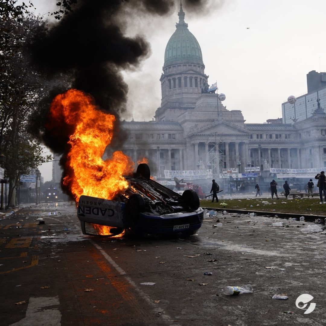 Nikgaturro's tweet photo. Somos nosotros, la ARGENTINA, o son los VIOLENTOS de siempre. Hay que elegir. #LeyBases https://t.co/mSnRV1TIhl