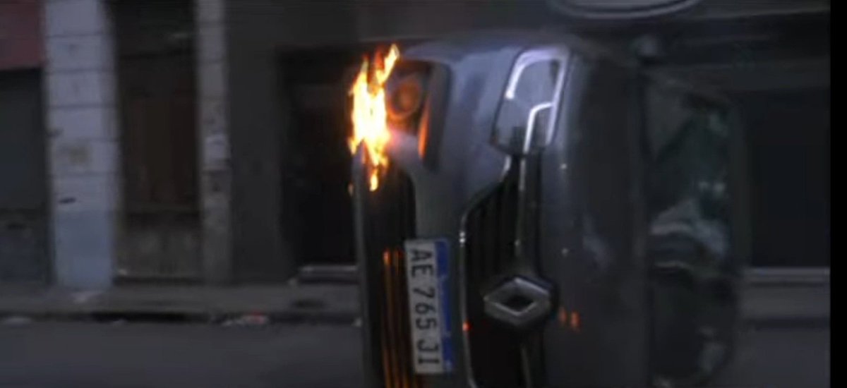 TraductorTeAma's tweet image. Si tenes un Logan patente AE765JI te aviso que los kirchneristas y los radicales línea Lousteau-Rombola te lo prendieron fuego y está en posición vertical en el medio de la calle.