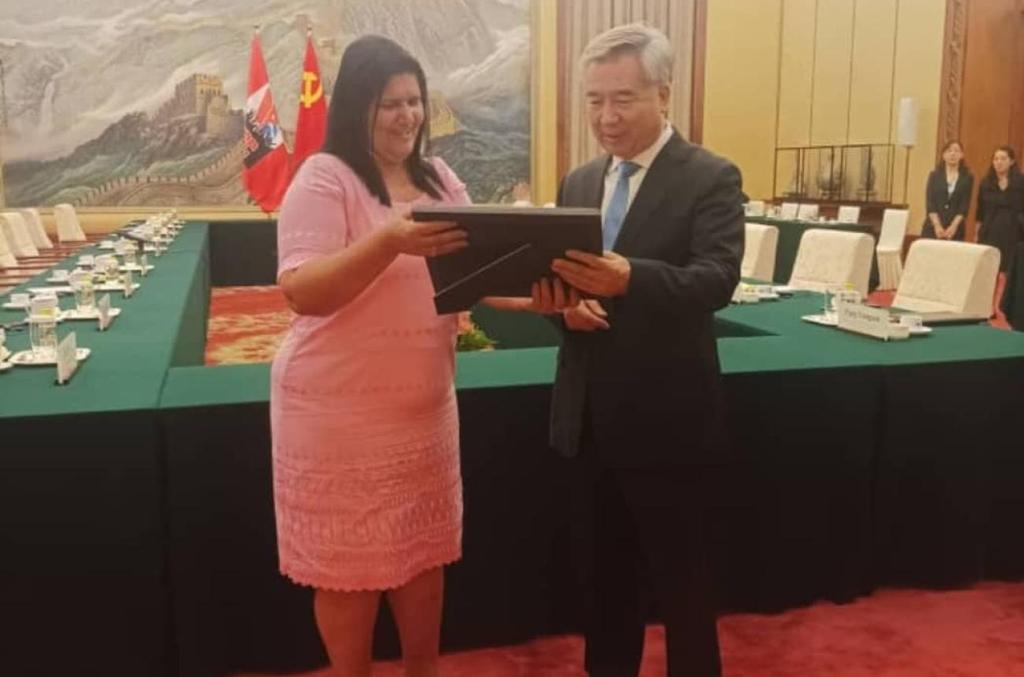 Muestra de las excelentes relaciones entre ambas naciones, sostuve  un histórico encuentro en Beijing con Li Xi, miembro del Comité  Permanente del Buró Político y Secretario de la Comisión de Control Disciplinario del Comité Central del Partido Comunista de China.
<a href="/PartidoPCC/">Partido Comunista de Cuba</a>