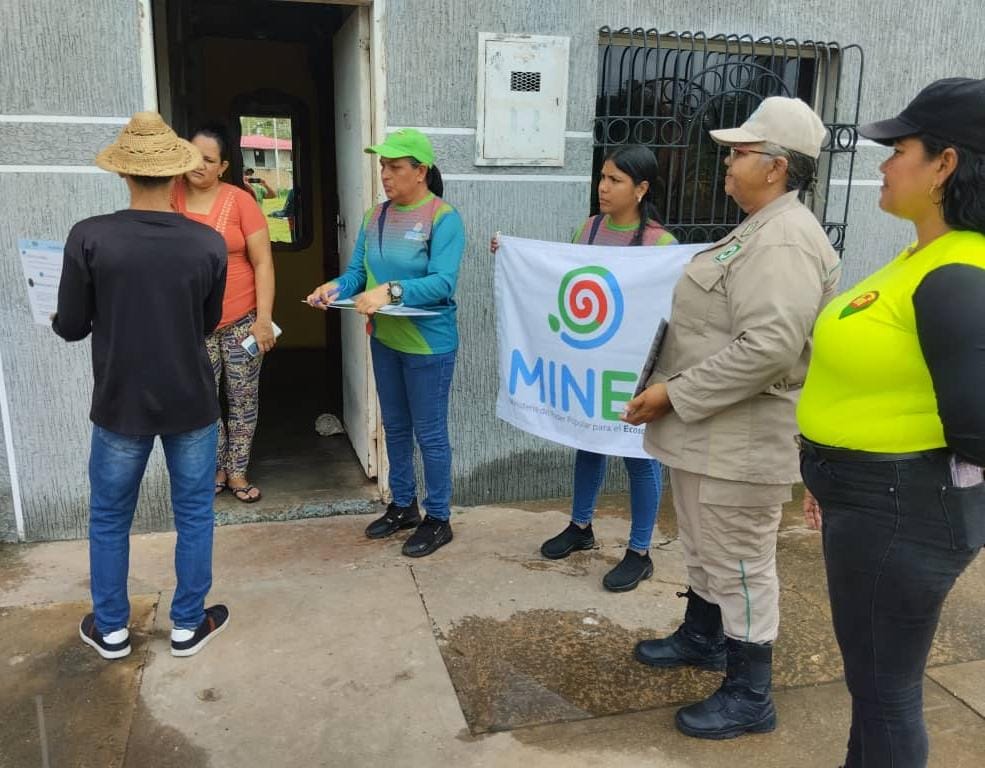 ven911delta's tweet photo. ¡PRESERVACIÓN DEL ECOSISTEMA!
Bajo las políticas del Presidente  Maduro, participamos en sensibilización en la Comunidad "Complejo Rodó",  resaltando  el cuidado del Medio Habiente
#CreemosEnNuestraGente
@nicolasmaduro
@lizetadelta @remigioceballos @Oficial_VEN911 
@dicurualberth https://t.co/657w8OZjj1