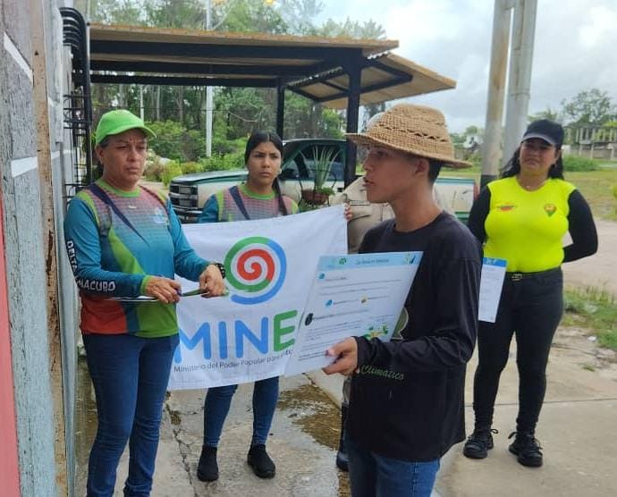 ven911delta's tweet photo. ¡PRESERVACIÓN DEL ECOSISTEMA!
Bajo las políticas del Presidente  Maduro, participamos en sensibilización en la Comunidad "Complejo Rodó",  resaltando  el cuidado del Medio Habiente
#CreemosEnNuestraGente
@nicolasmaduro
@lizetadelta @remigioceballos @Oficial_VEN911 
@dicurualberth https://t.co/657w8OZjj1
