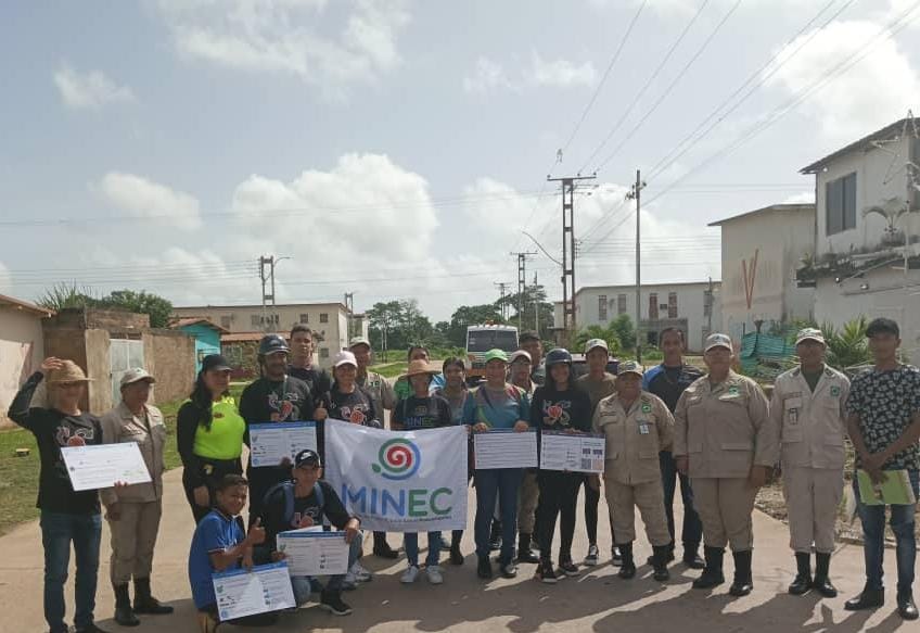 ven911delta's tweet photo. ¡PRESERVACIÓN DEL ECOSISTEMA!
Bajo las políticas del Presidente  Maduro, participamos en sensibilización en la Comunidad "Complejo Rodó",  resaltando  el cuidado del Medio Habiente
#CreemosEnNuestraGente
@nicolasmaduro
@lizetadelta @remigioceballos @Oficial_VEN911 
@dicurualberth https://t.co/657w8OZjj1